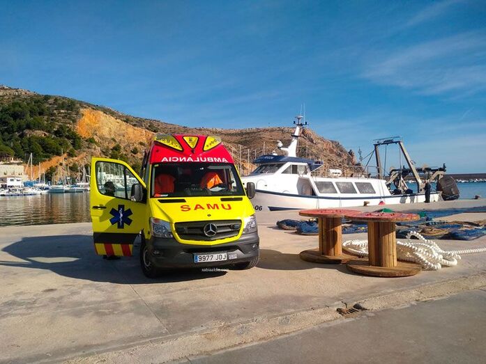 Trasladan al hospital a un marinero de Xàbia herido mientras faenaba