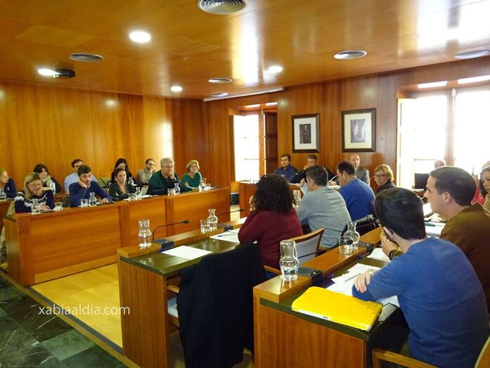 Xàbia aprueba la tercera prórroga del contrato de recogida de la basura al no haber concluido la elaboración del futuro pliego