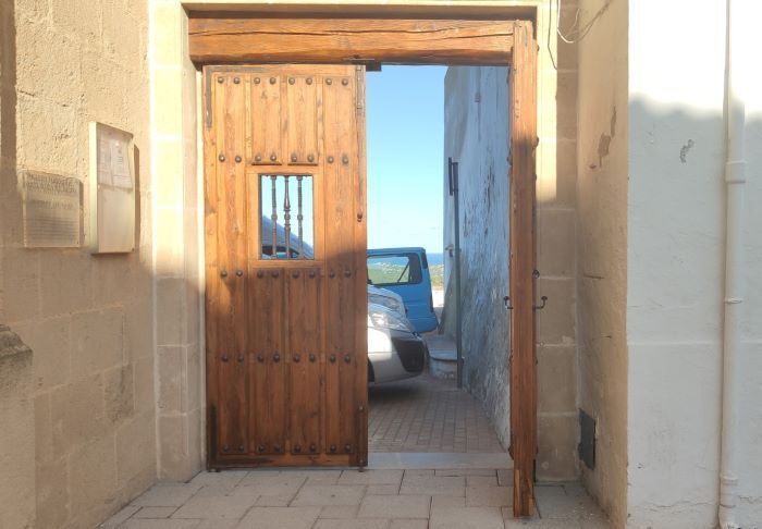 El portalet de la plaza de la Iglesia de Benitatxell ya está completamente renovado