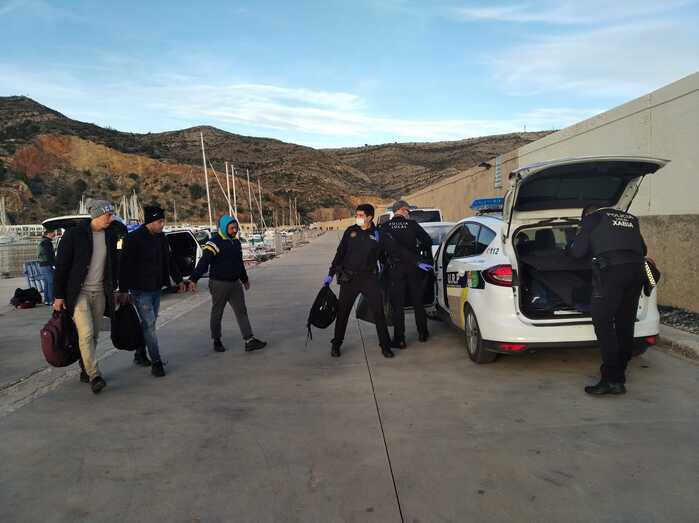 Llega una patera con doce migrantes a Xàbia