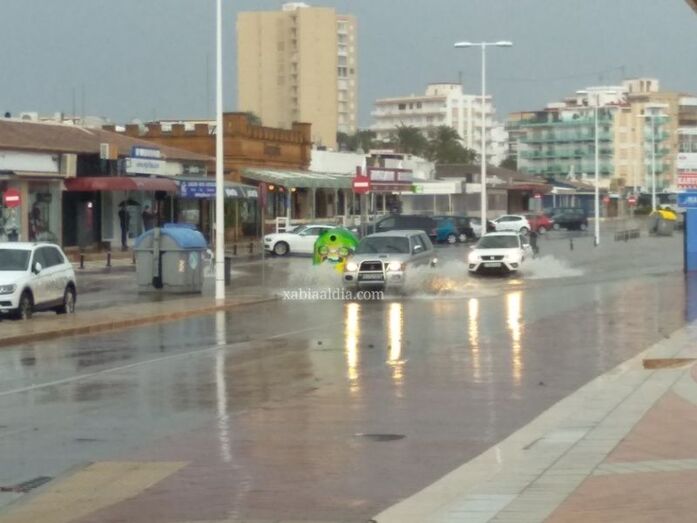 La lluvia caída esta mañana vuelve a inundar la avenida de la Libertad