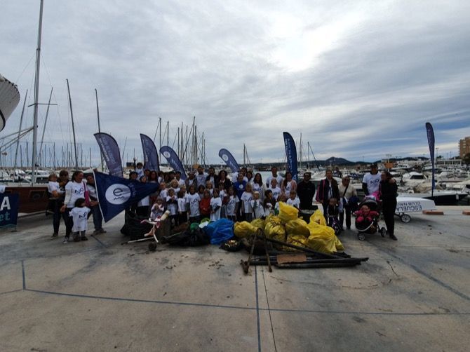 Los escolares del Colegio Waldorf Montgó retiran 1.600 colillas de la playa de la Grava