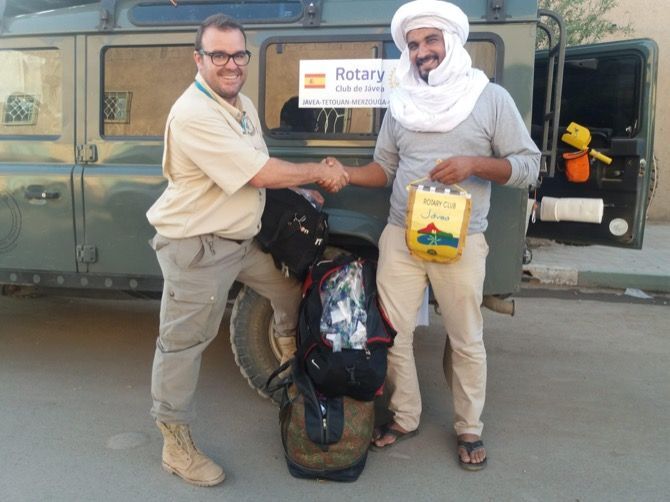 Ángel Palomar del Rotary Club Jávea reparte solidaridad de Xàbia por Marruecos