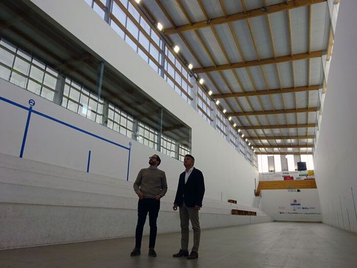 Deportes renueva el techo y el alumbrado del trinquet