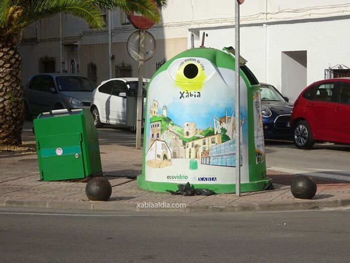 Los vecinos y comerciantes de Xàbia reciclaron 587 toneladas de vidrio durante el verano