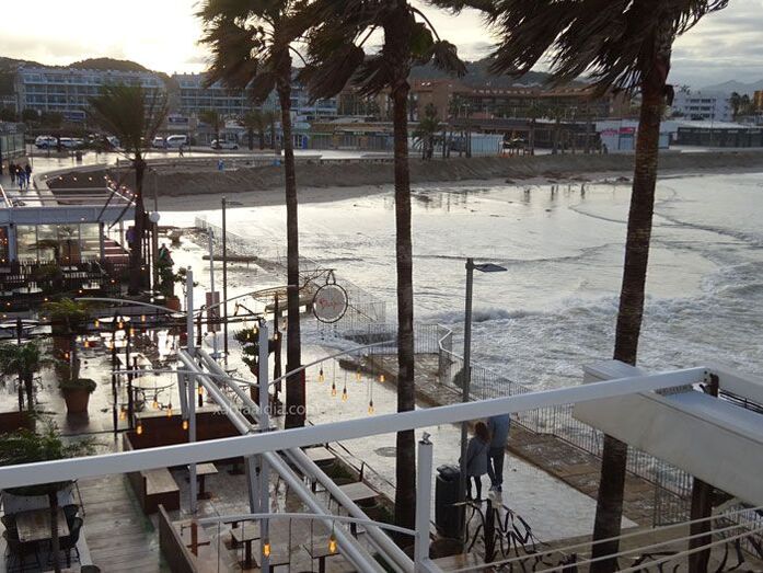 El dique de la playa del Arenal aguanta los azotes del temporal de mar