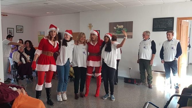 El Rotary Club acerca la navidad a los más mayores