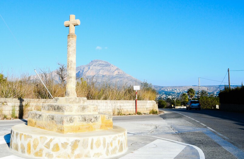Xàbia repara y desplaza la cruz Armella con el fin de protegerla del tráfico