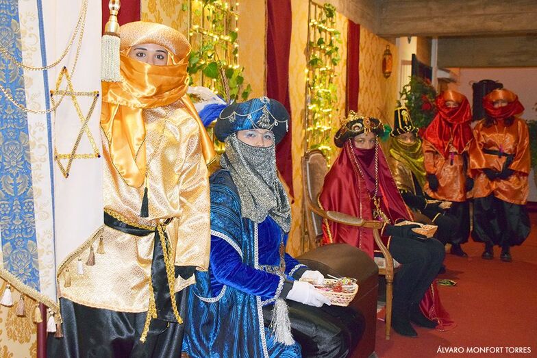 Los emisarios de los Reyes Magos recogen las cartas de los niños y niñas en Aduanas del Mar
