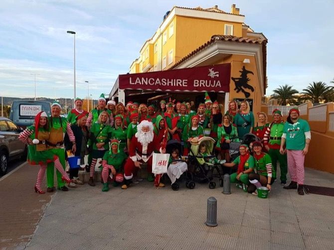 Los elfos del bar Lancashire Bruja recaudan 602 euros para el colegio Raquel Payá