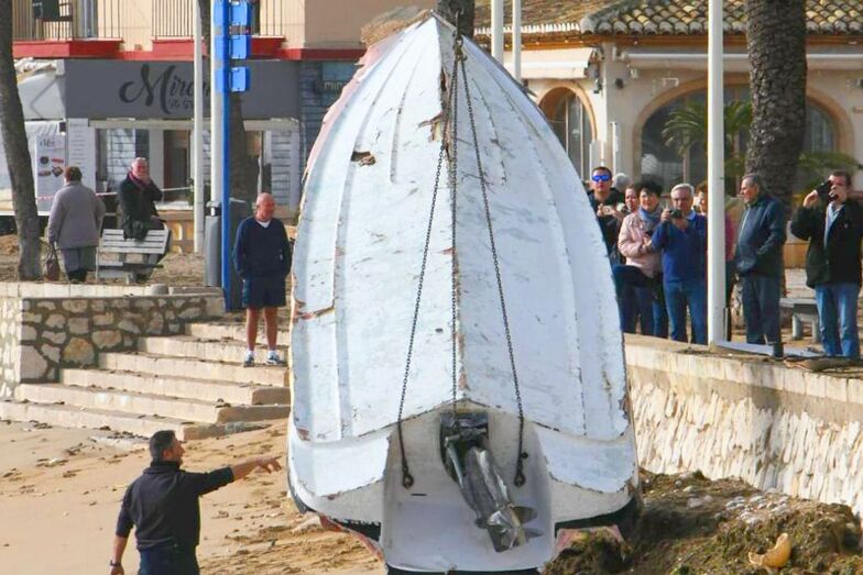 Sacan del mar un pequeño barco hundido a causa del temporal marítimo