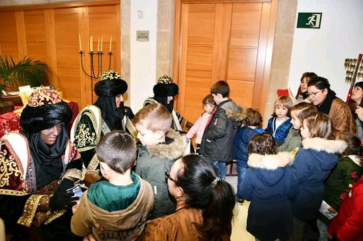 Los emisarios reales recogen las cartas de los niños del centro histórico