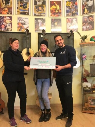 María Ferrer entrega 1900 euros a la junta de Aspanion en Xàbia