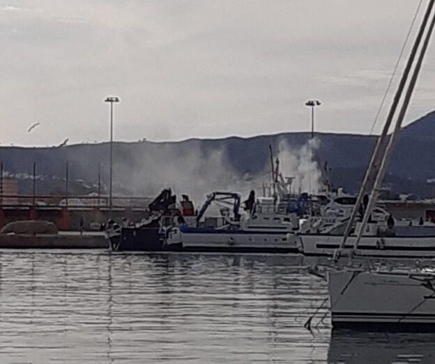 Apagan con rapidez un pequeño incendio en la cabina de un barco pesquero