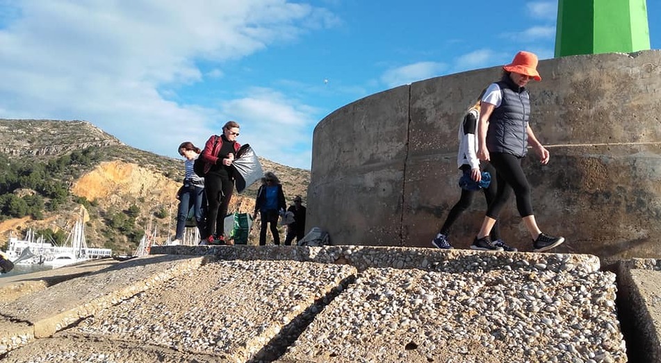 Un colectivo de Xàbia realiza limpiezas voluntarias en el litoral tras el fuerte temporal