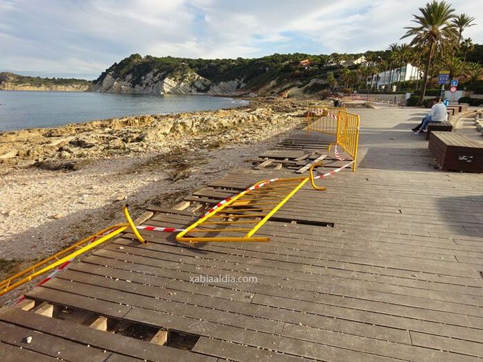 Xàbia estudiará si retira las maderas de teka del paseo de la Caleta