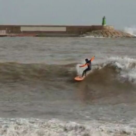 Vídeo: Domando las olas en la playa de la Grava, tras el temporal