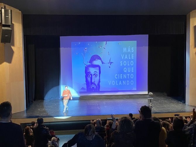 Gran éxito del cómico Edu Soto en el cierre de la temporada del auditorio de Teulada Moraira