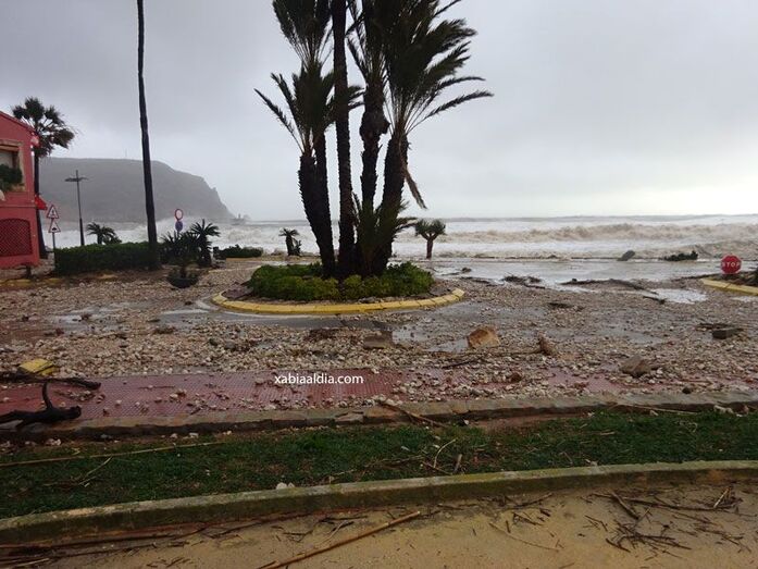 Gloria deja un rastro de destrozo en la primera línea de Xàbia