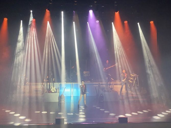 El Auditorio de Teulada Moraira vibra con el tributo a Mecano
