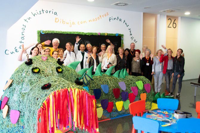 Un dragón que infunde coraje a los más pequeños en el Hospital de Dénia