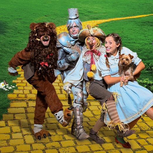 El Mago de Oz invita a las familias de Xàbia a seguir el camino de baldosas amarillas