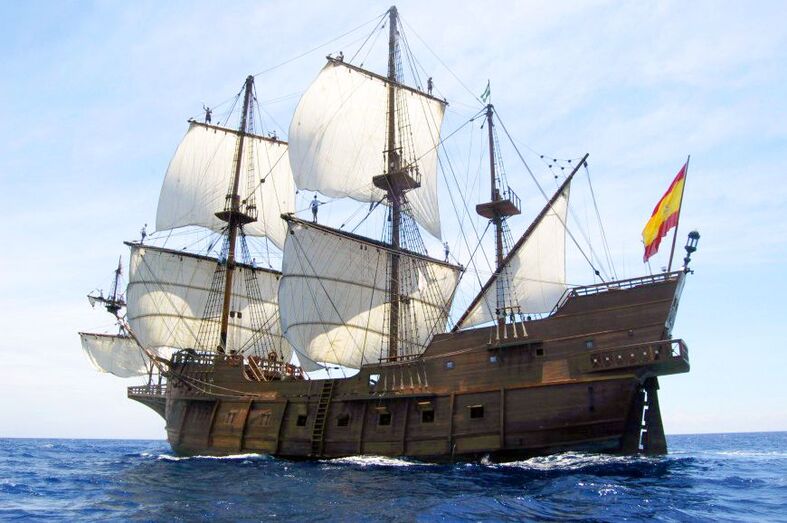 El gran galeón Andalucía atraca en el puerto de Dénia