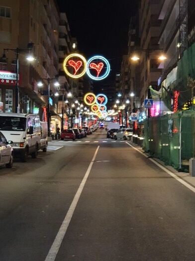 Fotonoticia: Ambiente de San Valentín para animar las compras locales en Calp