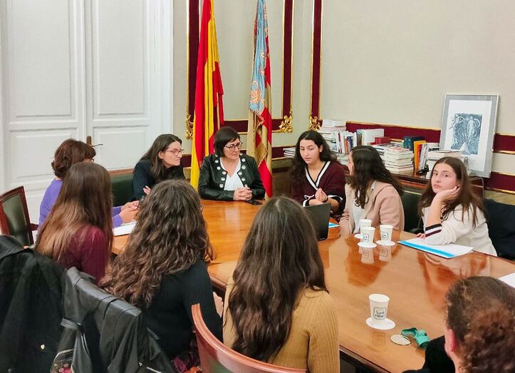 Las alumnas de Xàbia del equipo Join Us muestran su reconocida iniciativa a la vicepresidenta del Consell