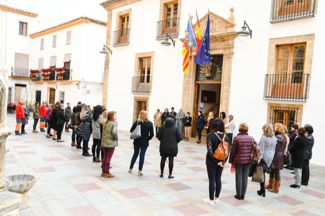 Minuto de silencio en memoria de la última víctima de violencia machista, una vecina de Teulada