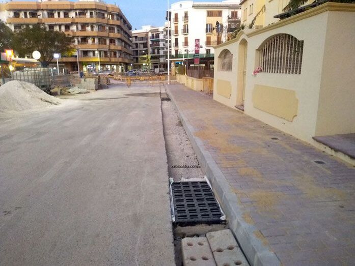 Las nuevas aceras de la avenida dels Furs