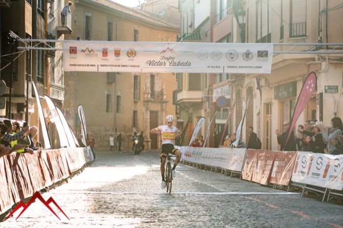 Juan Ayuso vuela en Segorbe y se alza con la primera victoria del Trofeo Víctor Cabedo