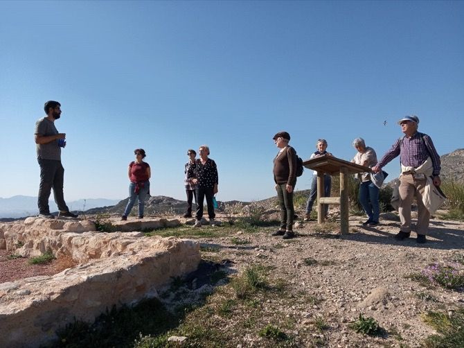 Los alumnos de la UNED Senior de Xàbia y Dénia visitan el yacimiento de la Peña Negra de Crevillente