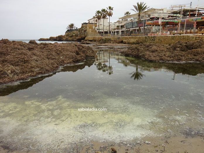 Playas se escuda en que la máquina se hunde para no resolver el problema de la ciénaga del Arenal