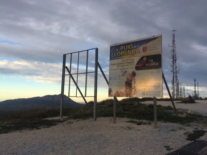 Benitatxell repondrá el cartel conmemorativo de la llegada de la Vuelta al Puig Llorença