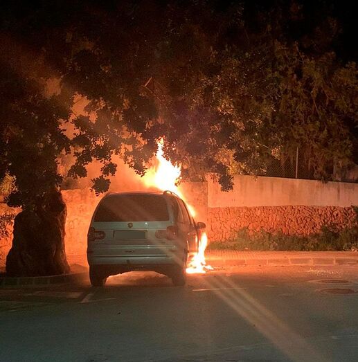 Vídeo: Arde un coche en la calle Cristo del Mar