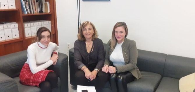 María Ferrer expone a la número 2 de Sanitat su experiencia y lucha contra el cáncer de mama