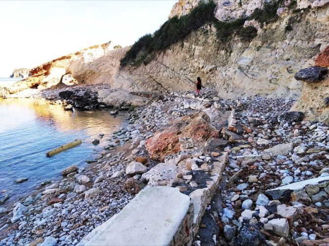 Costas desmontará el murito que construyó en Cala Blanca y el temporal se tragó