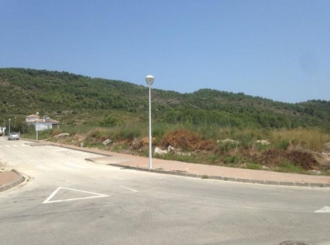 Benitatxell subasta con un 15% de descuento diversas parcelas municipales en el linde con Teulada