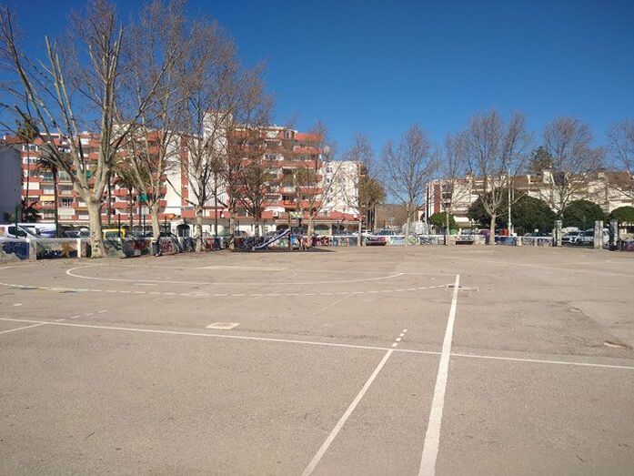 Fotonoticia: Cuatro meses esperando unas canastas en Jávea Park