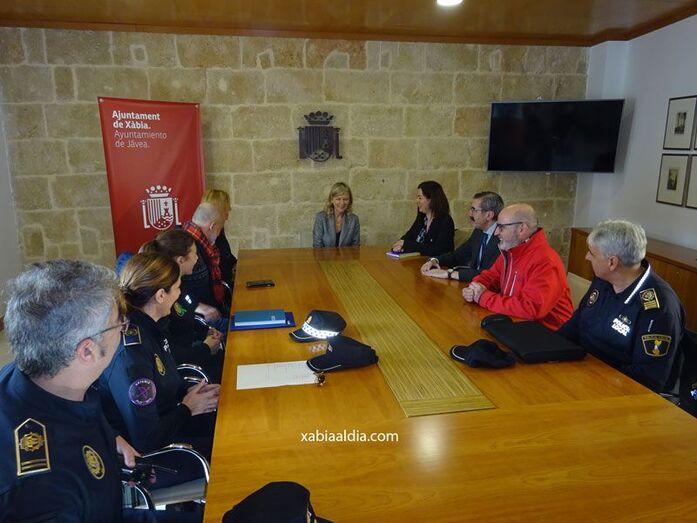 La consellera de Justicia se reúne con las agentes de Xàbia y Dénia responsables de la protección a las mujeres