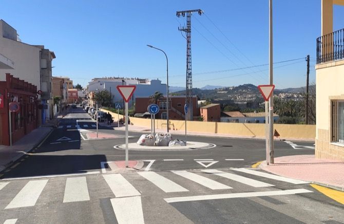 Benitatxell pone en funcionamiento la rotonda de la avenida de Valencia