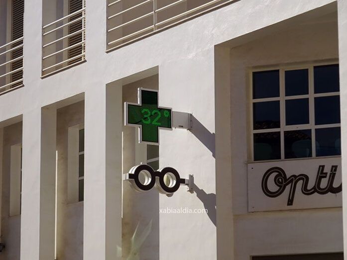 Sanitat habilita un correo electrónico y un teléfono gratuito para que los grupos de riesgo reciban en sus casas los medicamentos