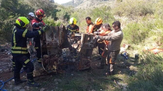 Retiran de Les Planes un coche abandonado desde hace más de 20 años