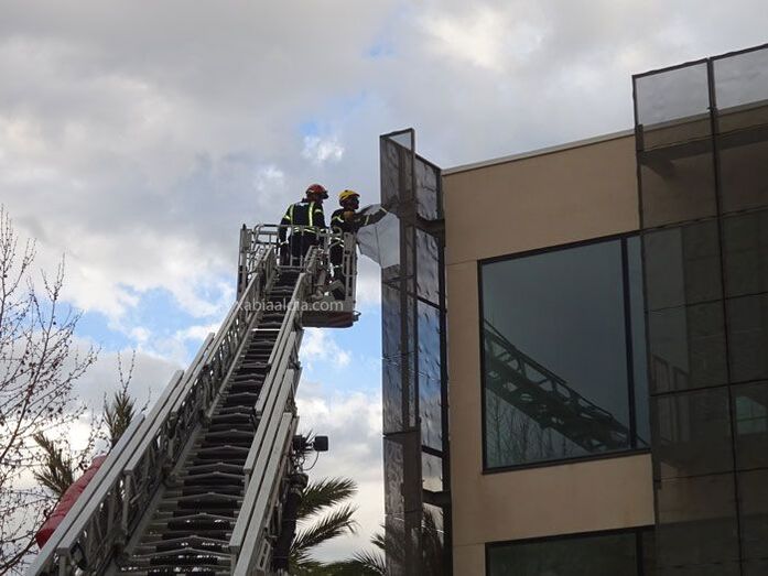 Los Bomberos sanean la fachada de la Biblioteca de Duanes