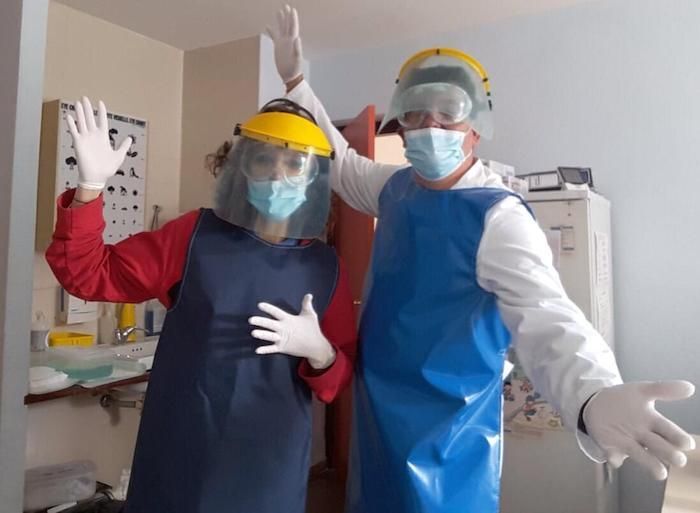 La sección de remo del Club Náutico de Jávea diseña unas batas especiales para personal sanitario con lona náutica