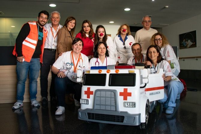Cruz Roja Juventud dona al hospital de Dénia una ambulancia eléctrica para los más pequeños