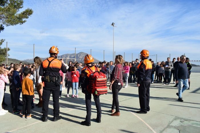 Los escolares de Benitatxell superan con éxito un simulacro de incendio en su colegio