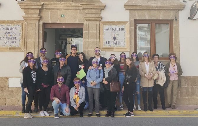 Una mirada ‘ultravioleta’ y la lectura de un manifiesto ponen la guinda a la semana central del Mes de la Dona de Benitatxell