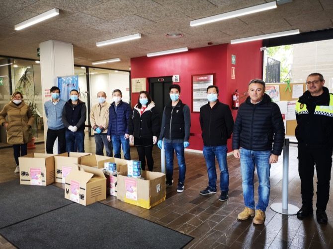 Los empresarios chinos de Xàbia donan al ayuntamiento 6.600 mascarillas